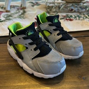 Nikes Huaraches toddler size 9 worn a handful of times